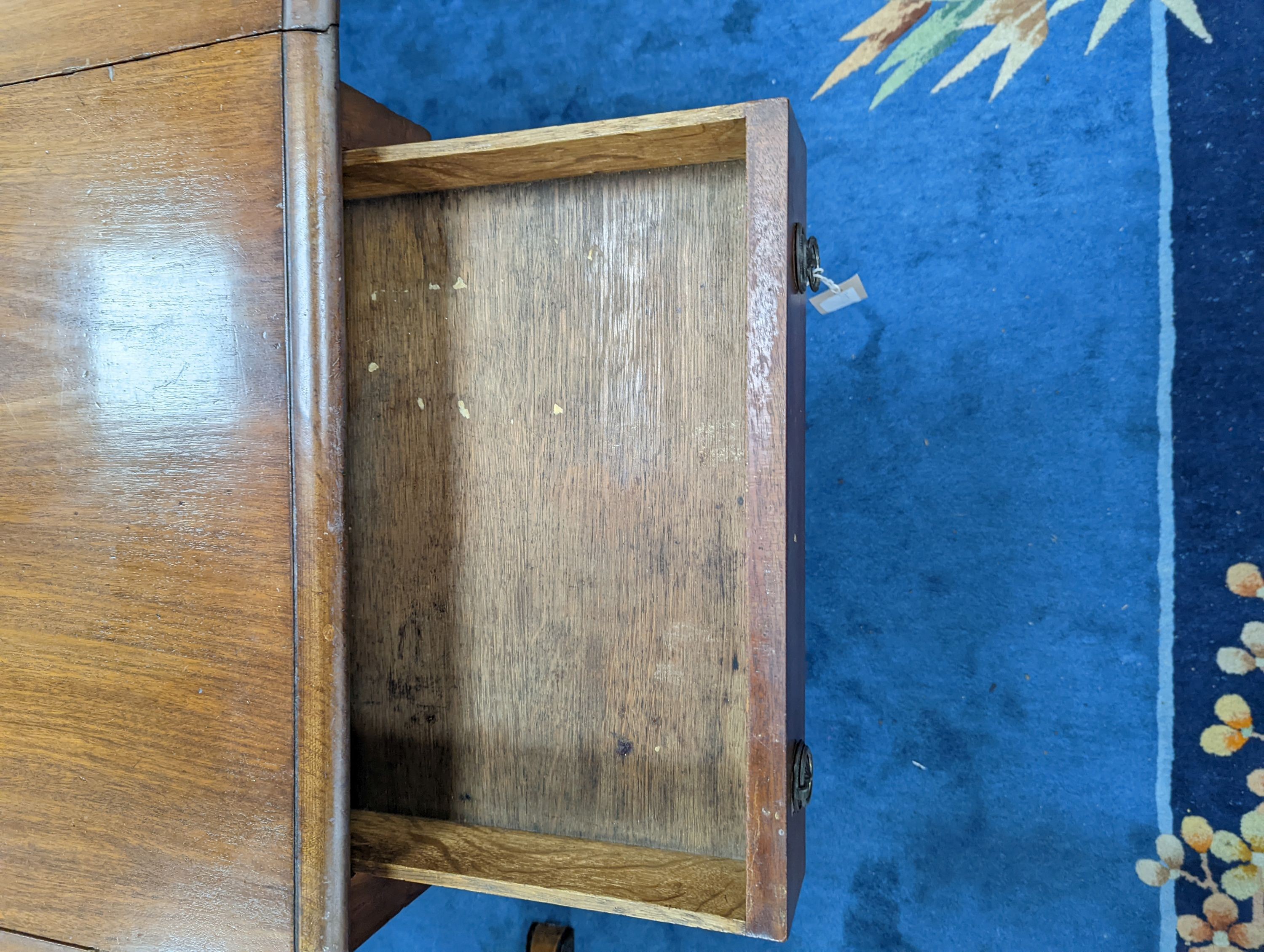 An early Victorian mahogany Pembroke breakfast table, 106cm extended, depth 103cm, height 72cm